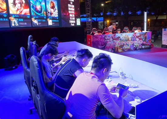 JackeyLove Xia的团战无缝衔接，Creme Sylas表现出色， Top Esports 扳平了比分